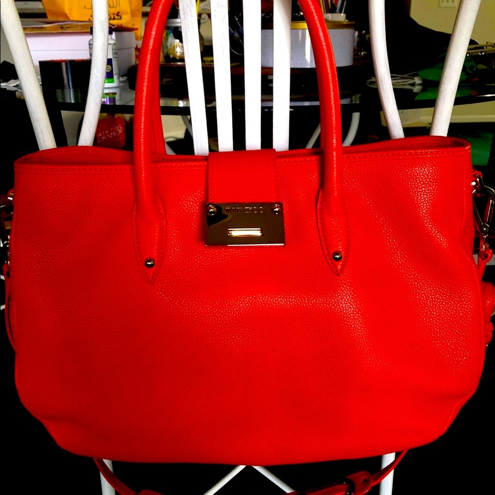 Im selling my Jimmy Choo hand bag.  Never used.